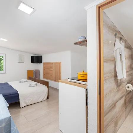 Tom * Starigrad Paklenica